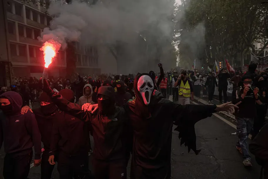 Maskierte Demonstranten bei landesweiten Protesten gegen die Lebenshaltungskosten in Frankreich im Oktober 2026
